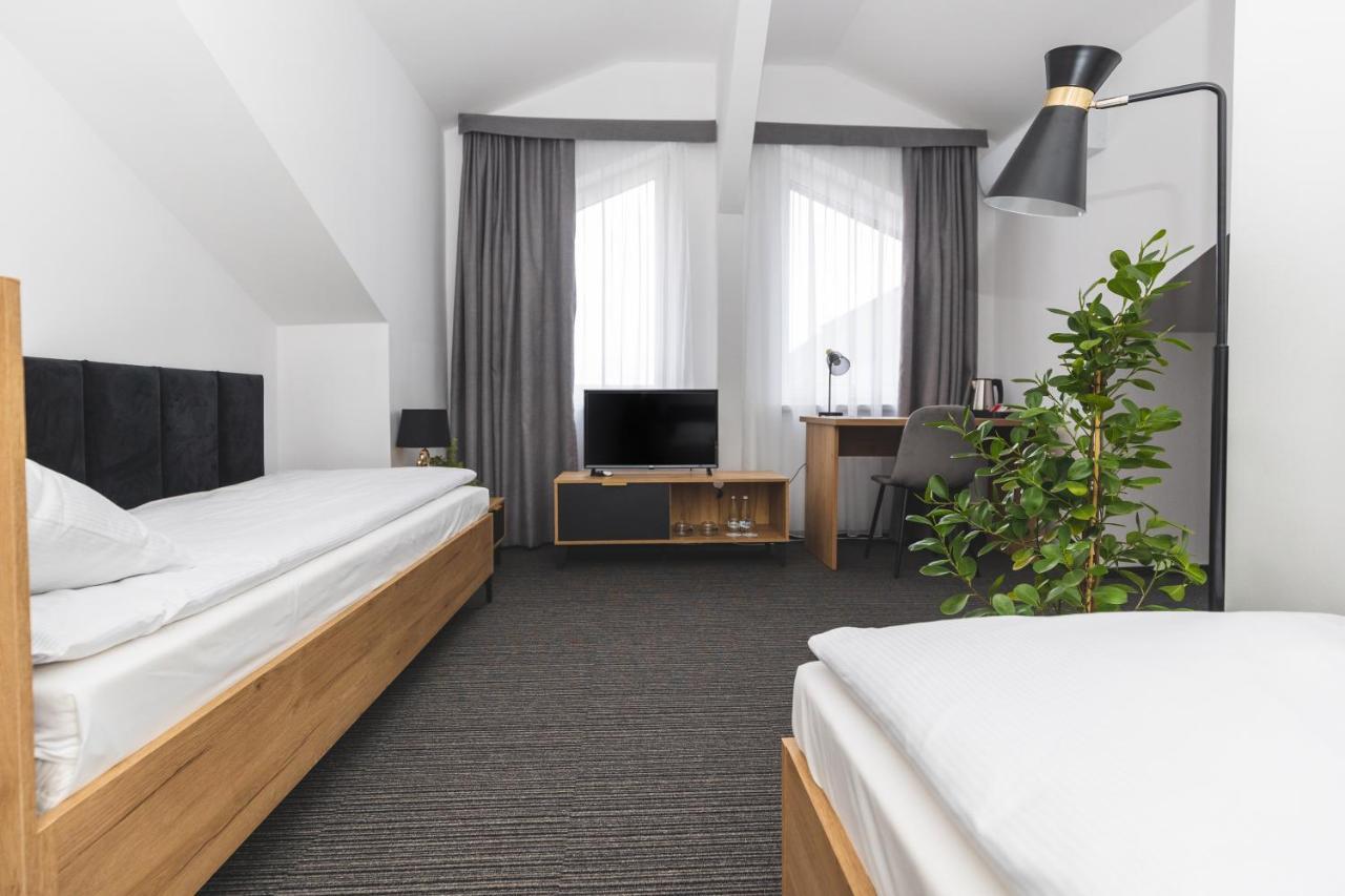 Hotel Akwawit Лешно Экстерьер фото
